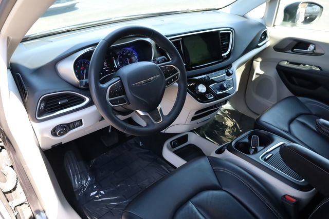 Used 2023 Chrysler Pacifica Touring-L image 12
