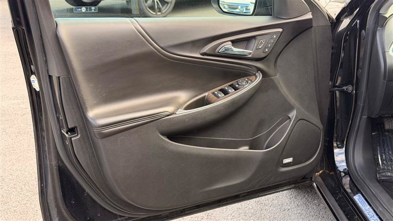 Used 2018 Chevrolet Malibu Premier w/ Premier Sun and Wheel Package FWD image 21