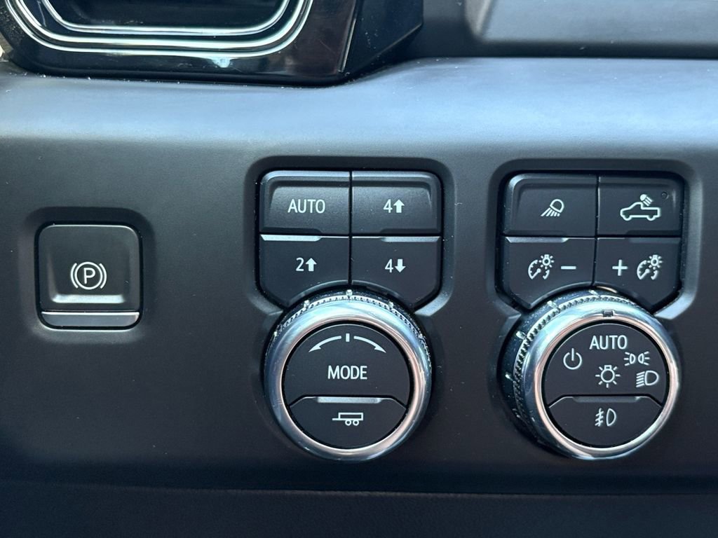 Used 2023 GMC Sierra 1500 AT4 w/ AT4 Preferred Package image 3