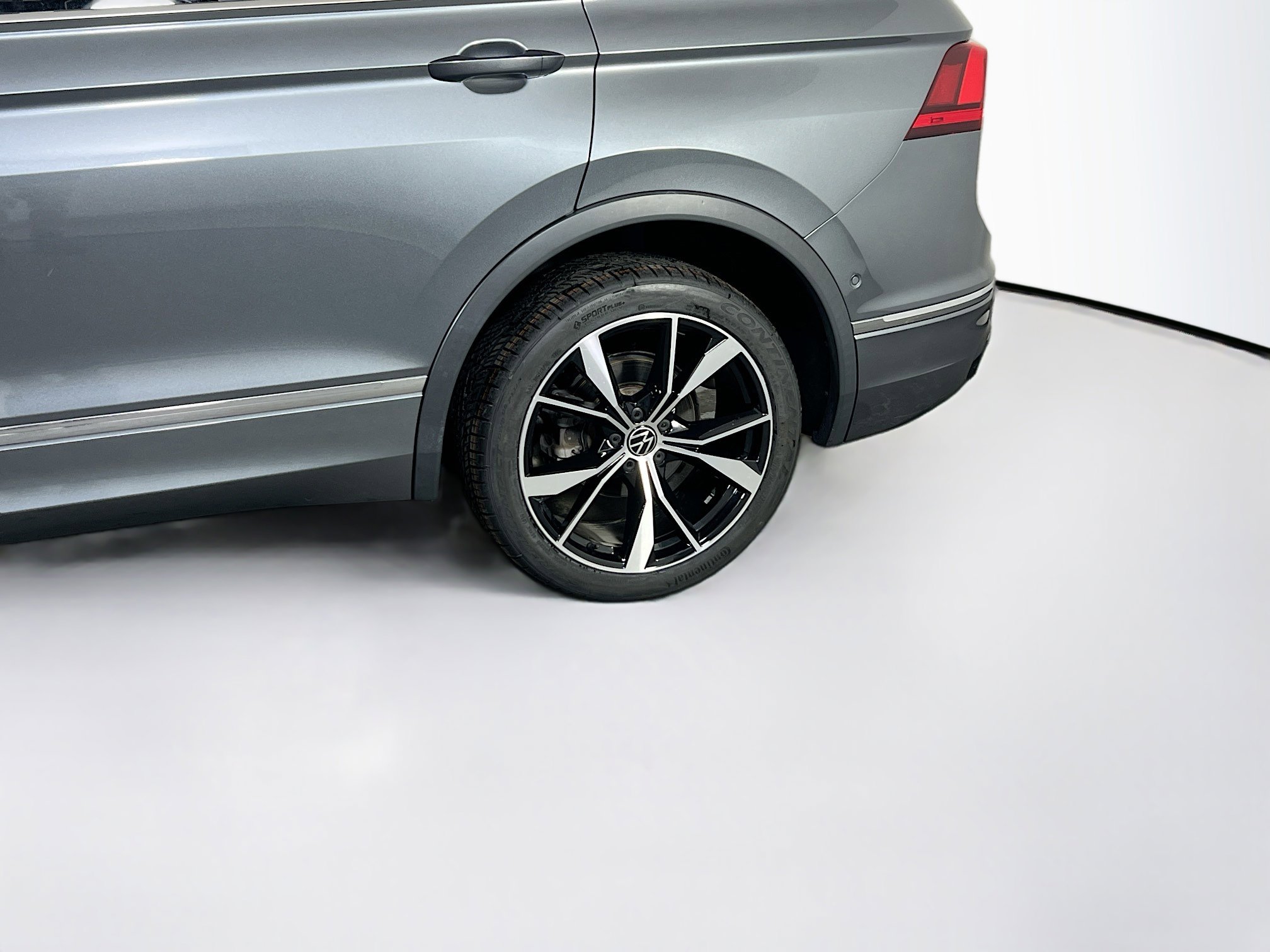 Used 2022 Volkswagen Tiguan SEL R-Line image 31