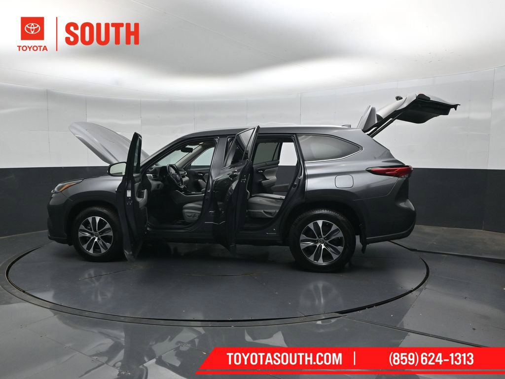 Used 2022 Toyota Highlander XLE AWD/4WD image 57