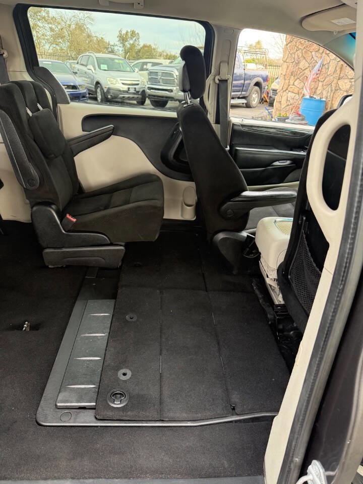 Used 2016 Dodge Grand Caravan SXT image 23
