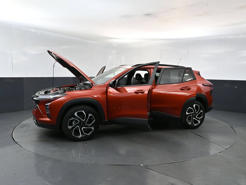 Used 2024 Chevrolet Trax RS w/ Sunroof Package FWD image 27