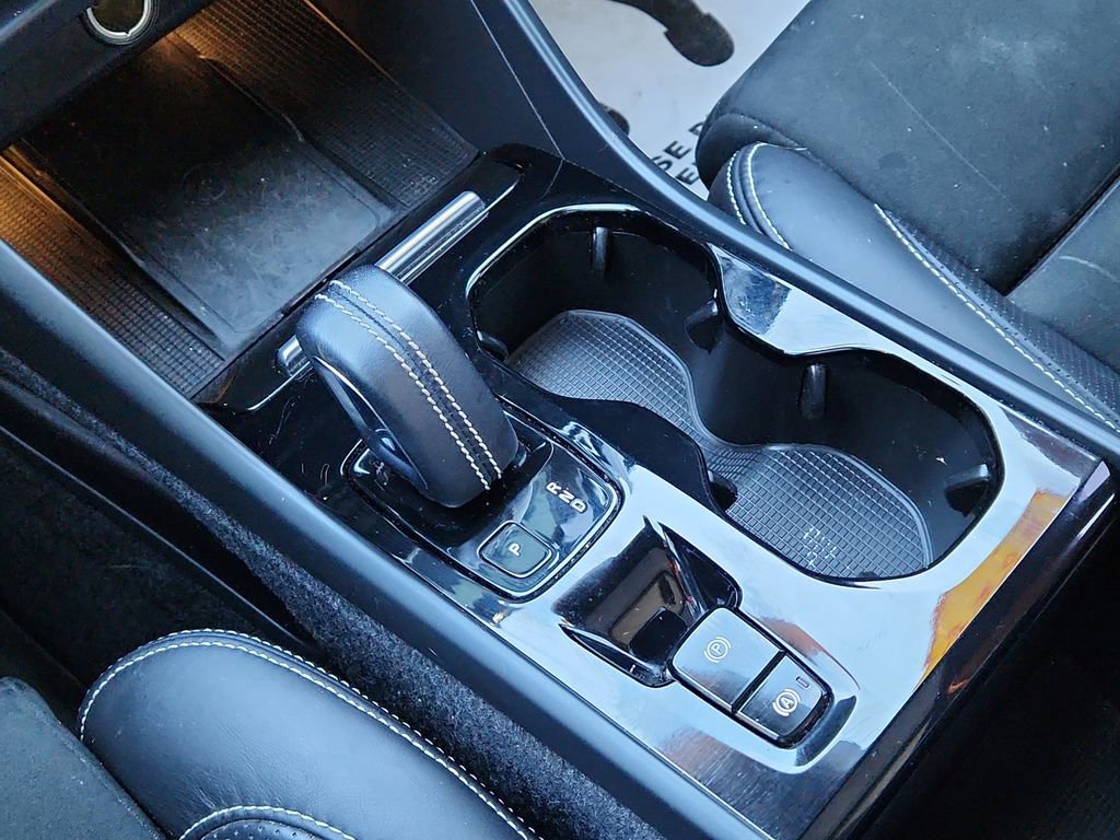 Used 2020 Volvo XC40 T5 R-Design w/ Protection Package Premier image 23