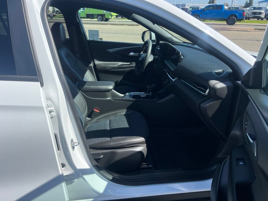 Used 2025 Buick Envista Preferred FWD image 32