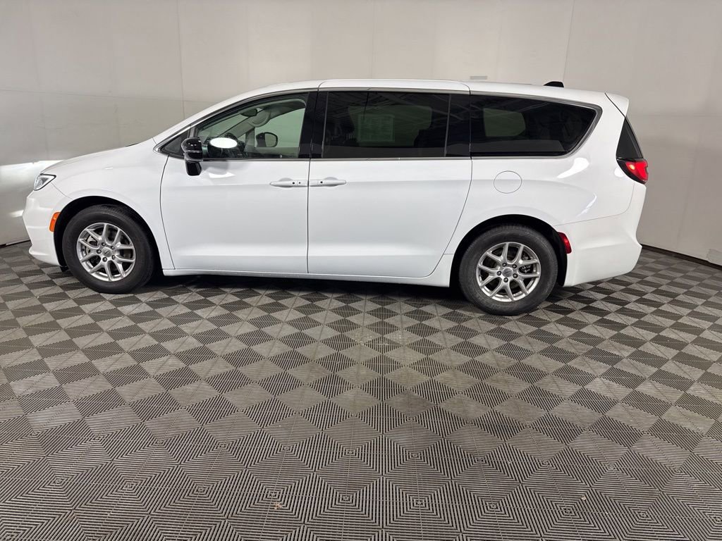 Used 2024 Chrysler Pacifica Touring-L FWD image 6