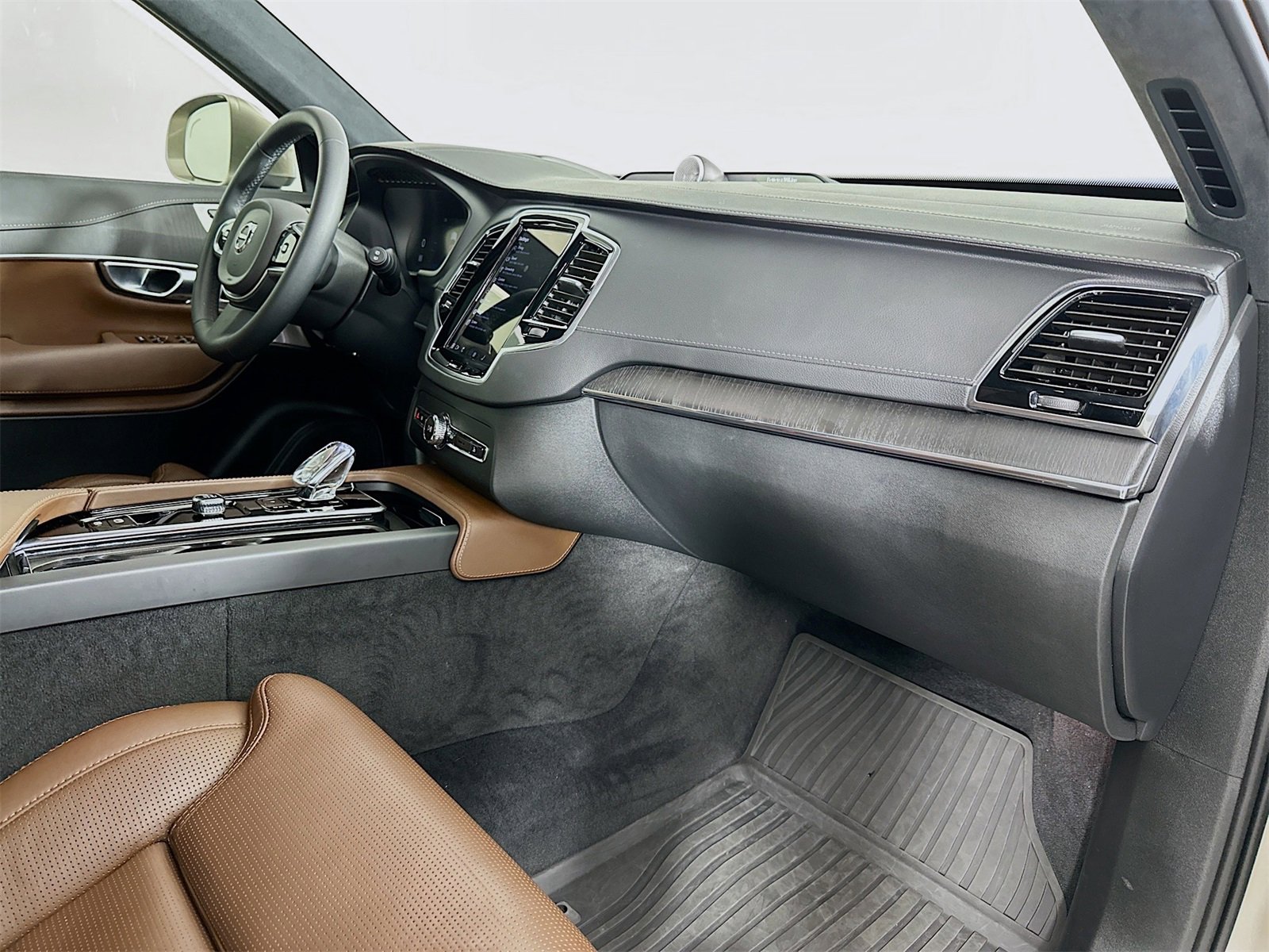 Used 2024 Volvo XC90 T8 Ultimate w/ Lounge Package image 32