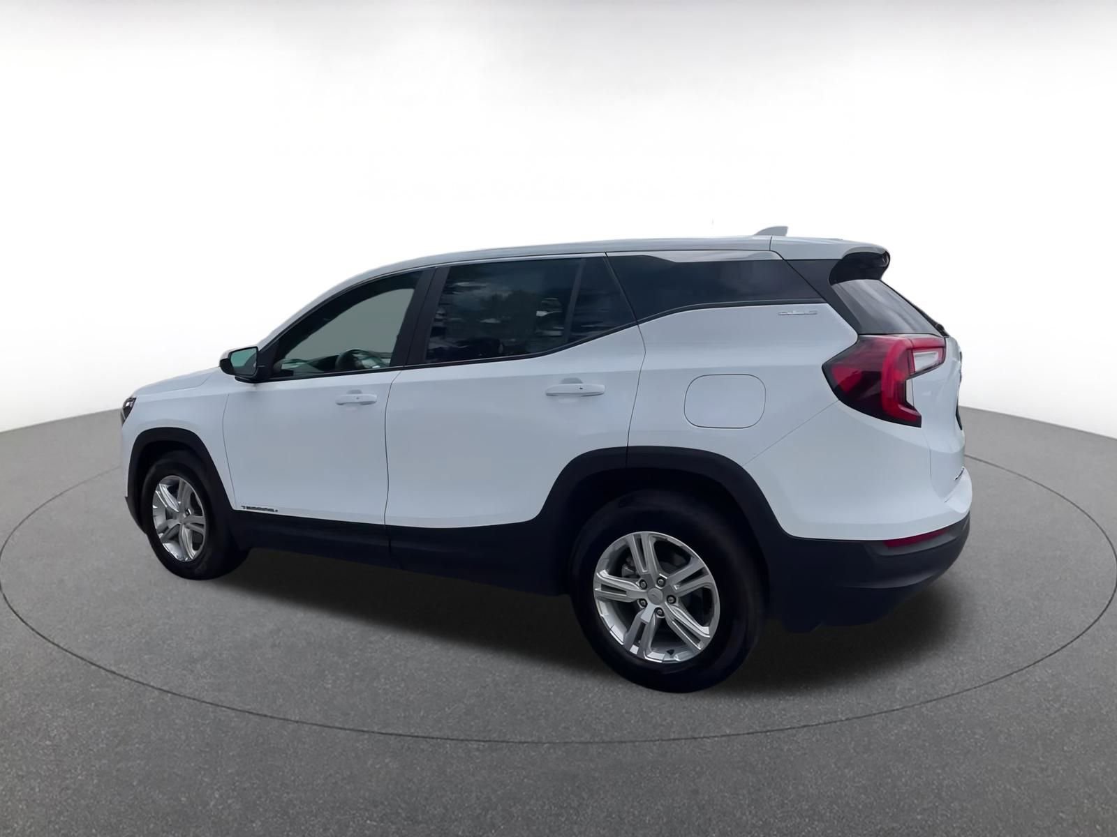 Used 2024 GMC Terrain SLE image 10