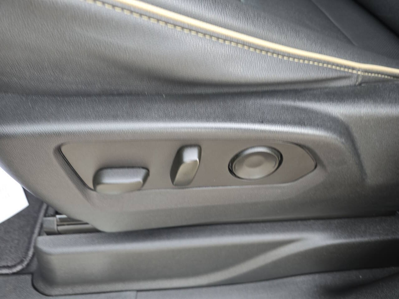 Used 2023 Chevrolet Tahoe Premier AWD/4WD image 17
