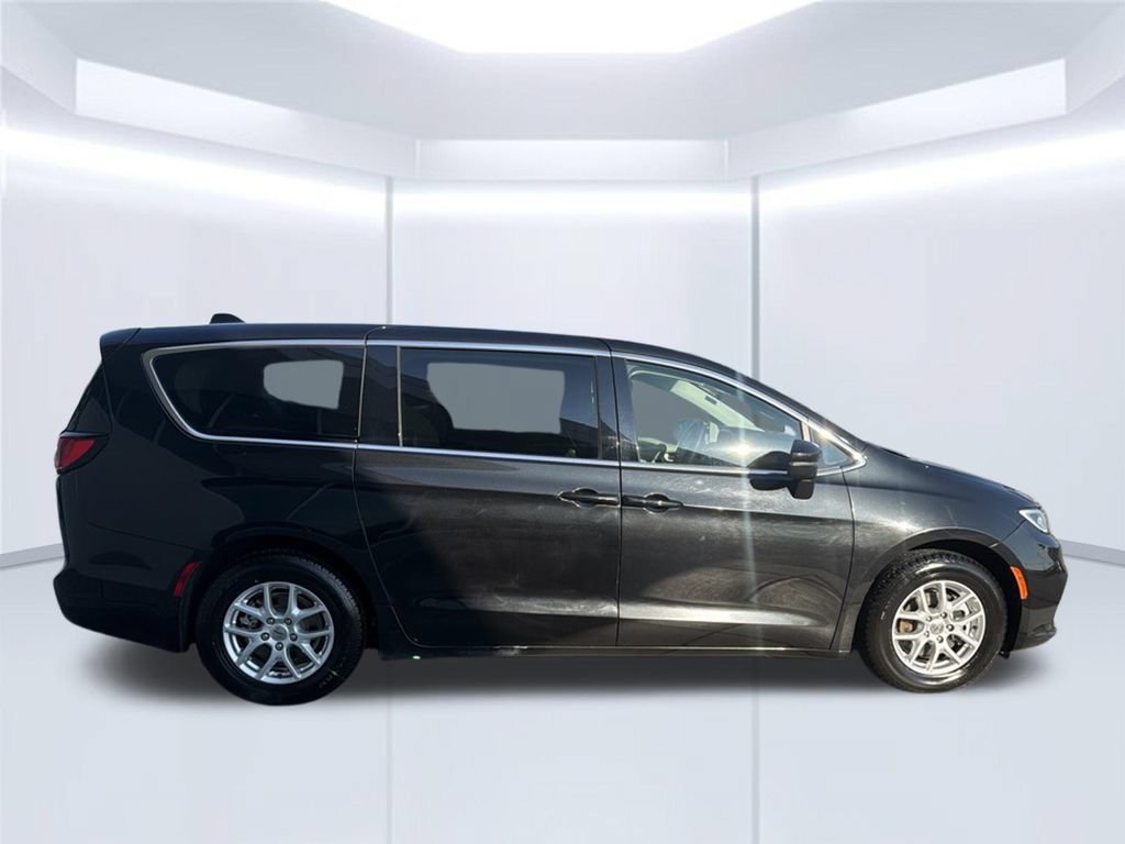 Used 2023 Chrysler Pacifica Touring-L FWD image 8
