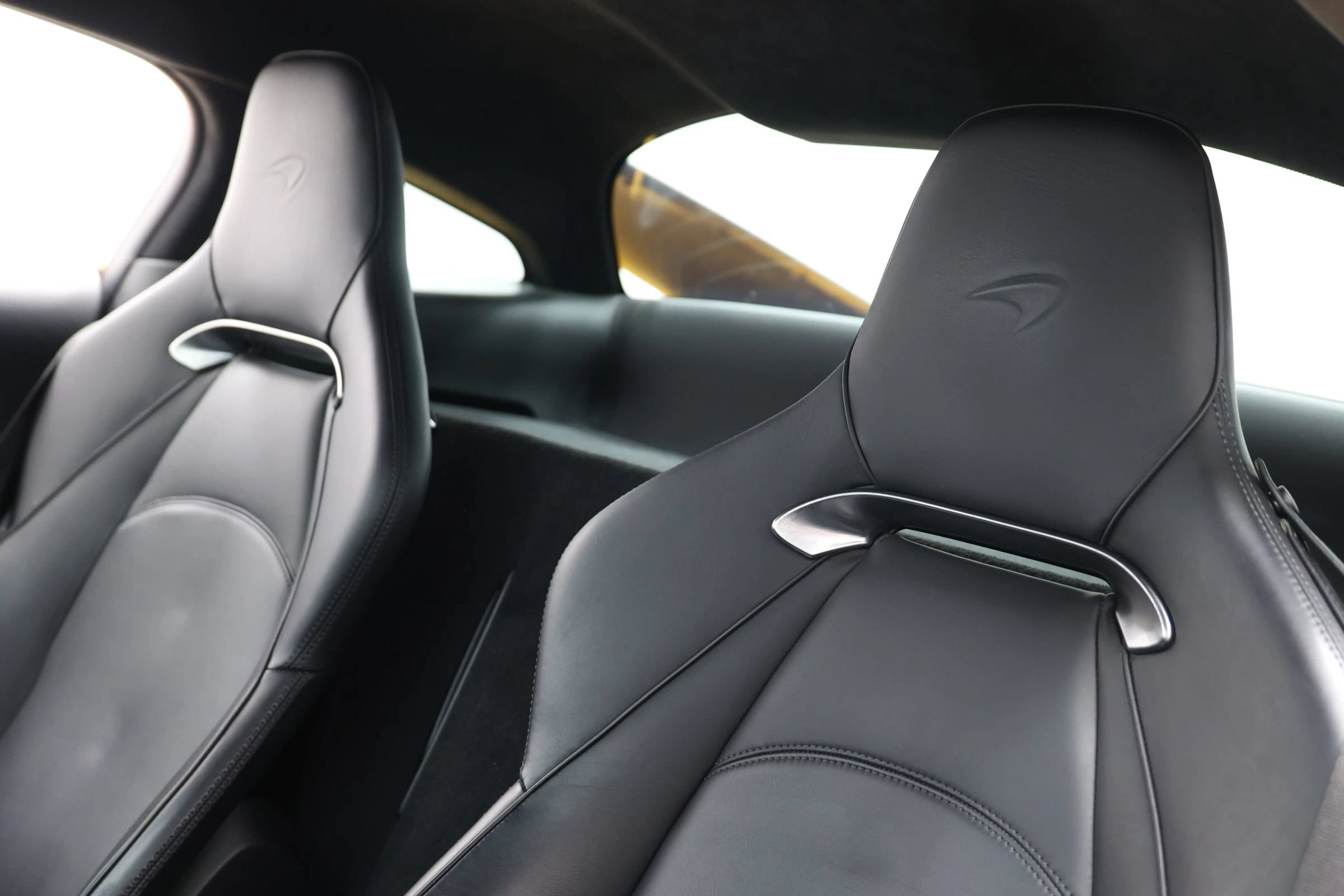Used 2023 McLaren Artura RWD image 13