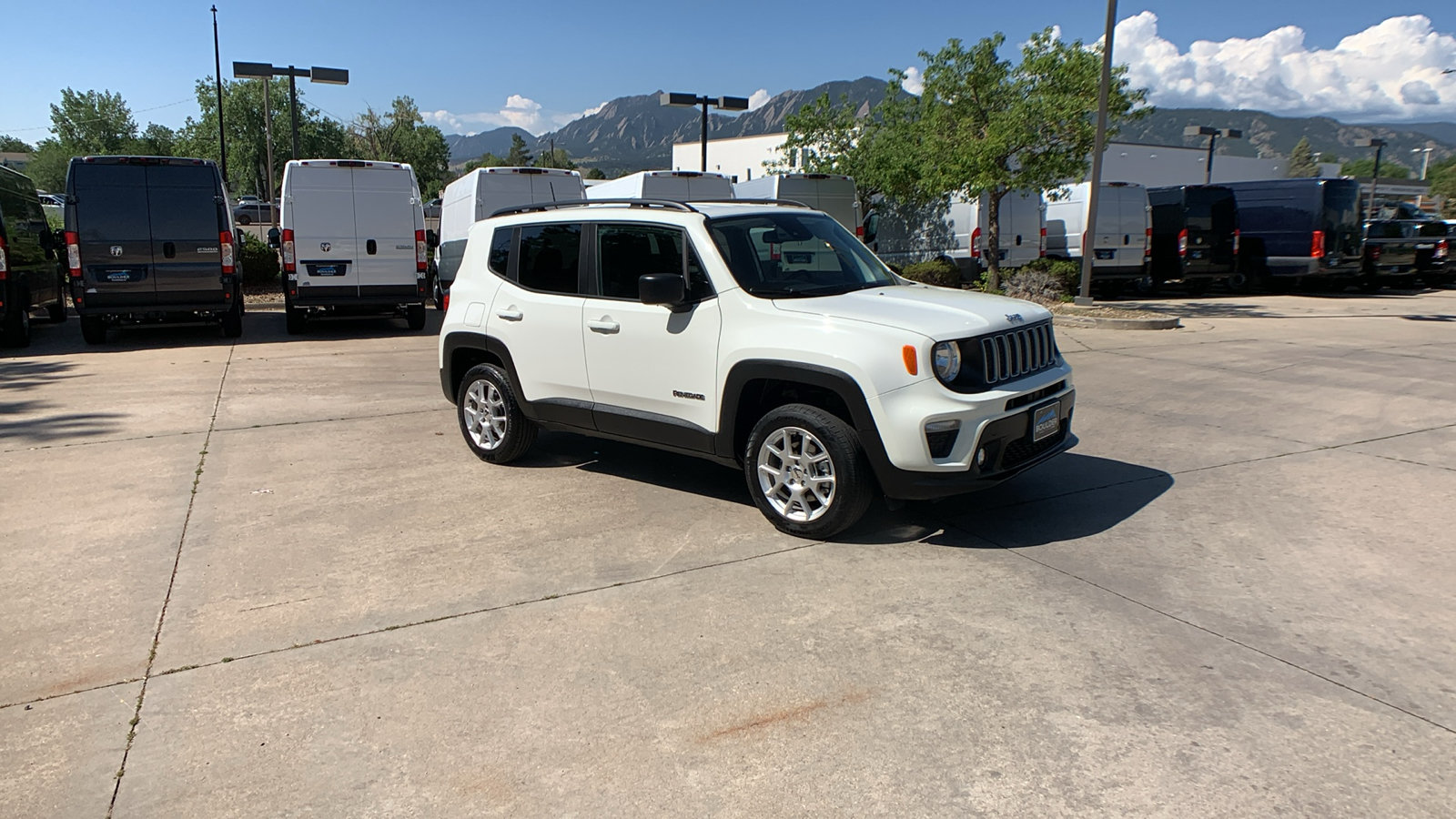 Used 2023 Jeep Renegade Latitude w/ Premium Group AWD/4WD image 7