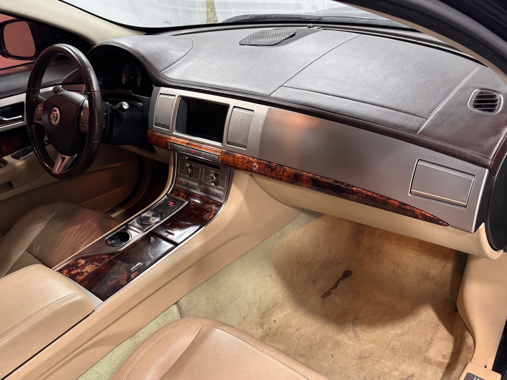 Used 2011 Jaguar XF image 17