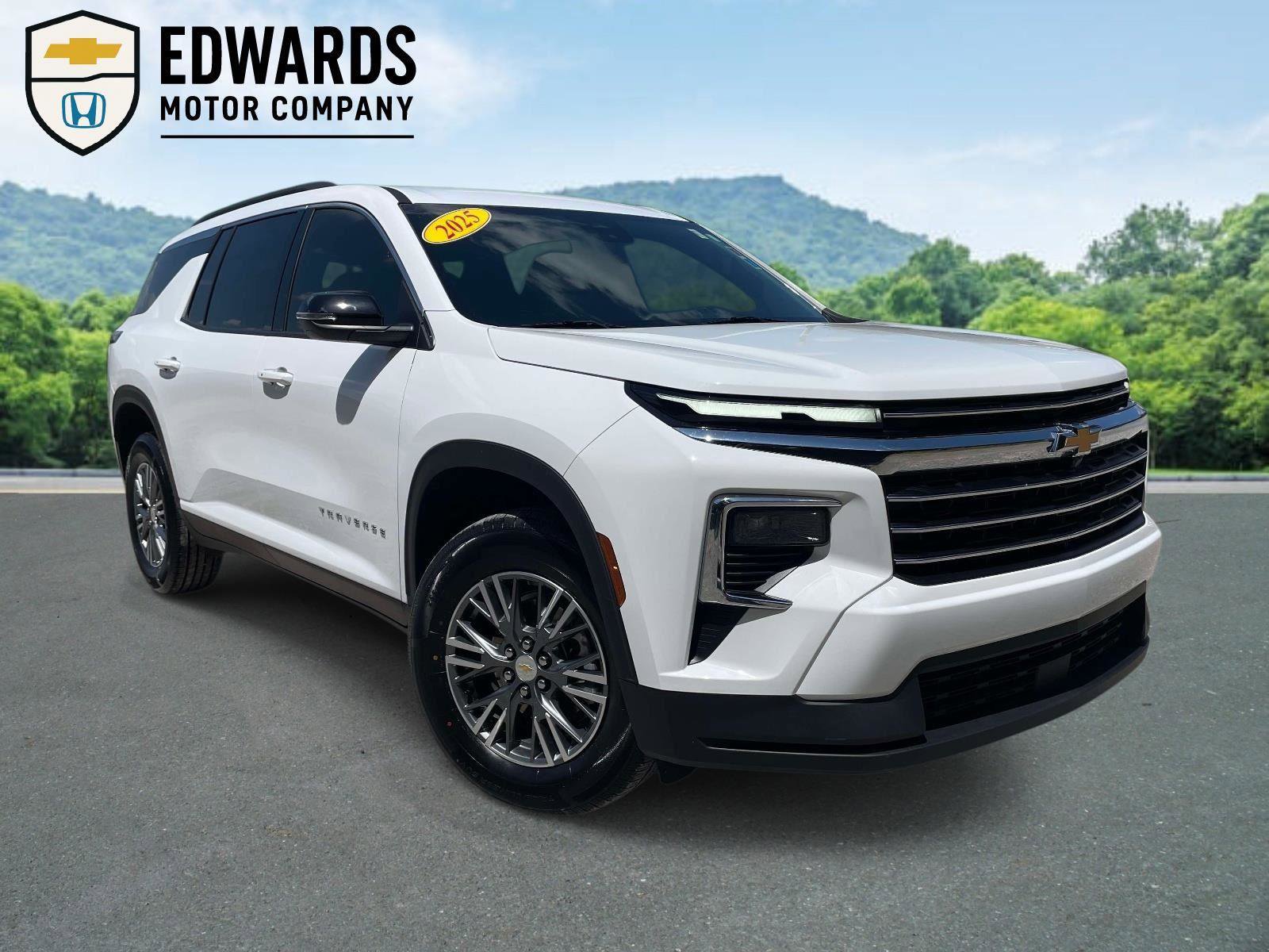 Used 2025 Chevrolet Traverse LT w/ LPO, Floor Liner Package image 1