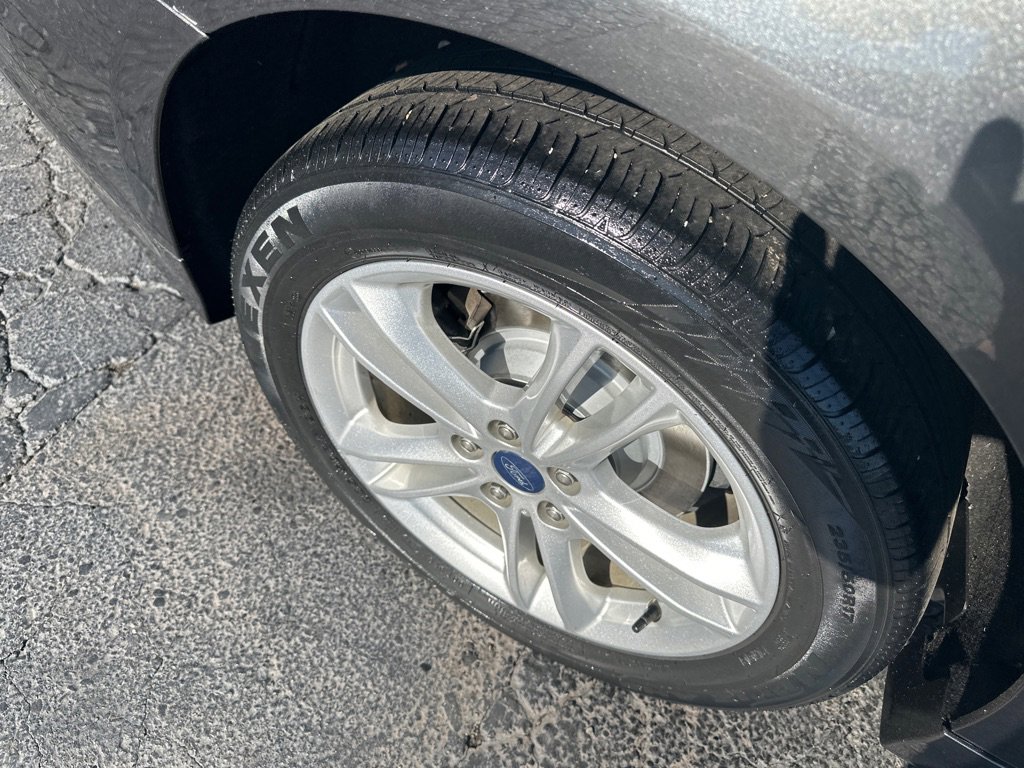 Used 2018 Ford Fusion SE w/ Fusion SE Technology Package FWD image 7