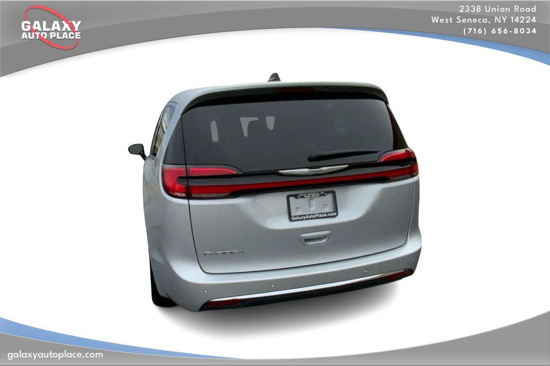 Used 2024 Chrysler Pacifica Touring-L FWD image 7