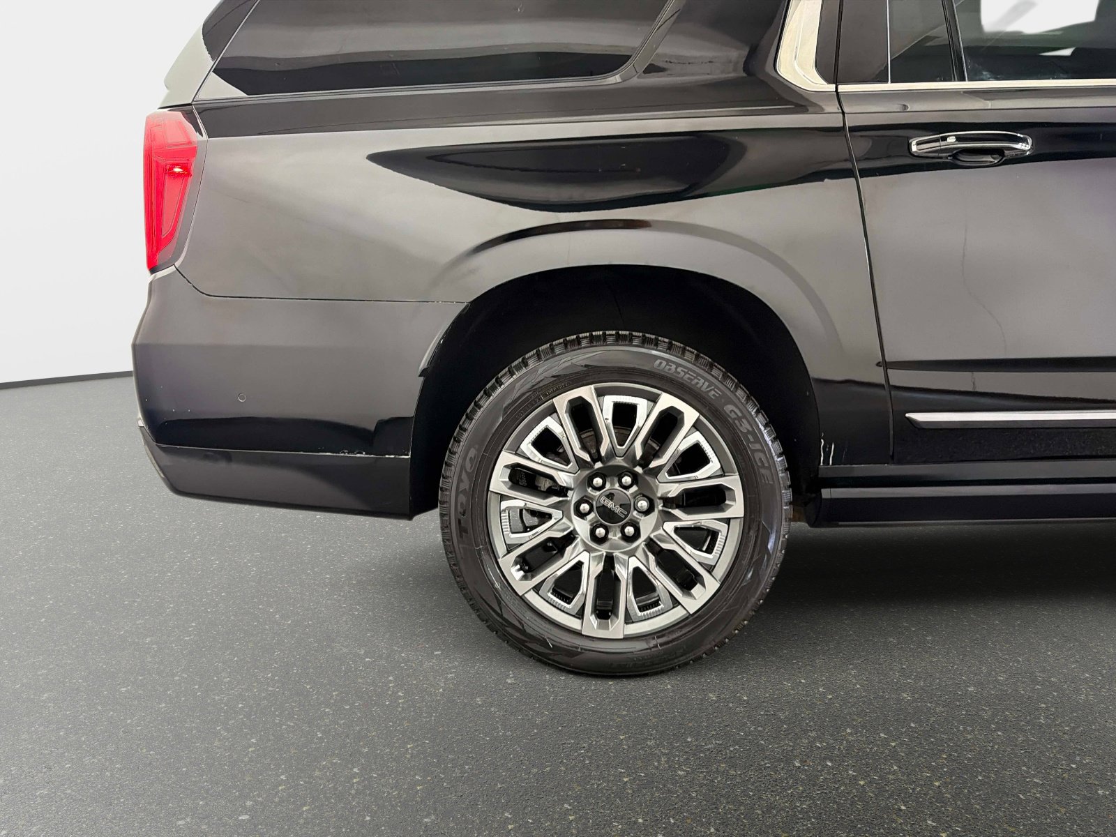 Used 2024 GMC Yukon XL Denali Ultimate AWD/4WD image 18