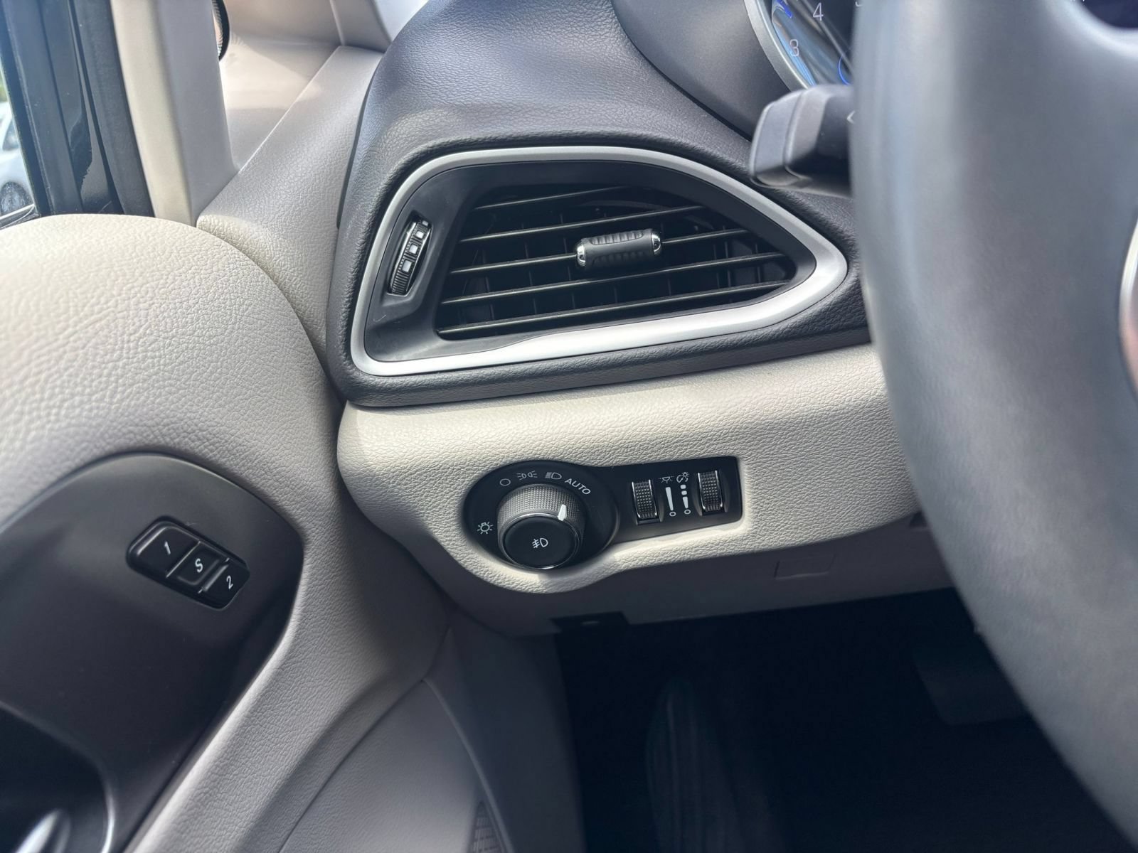 Used 2024 Chrysler Pacifica Touring-L FWD image 36