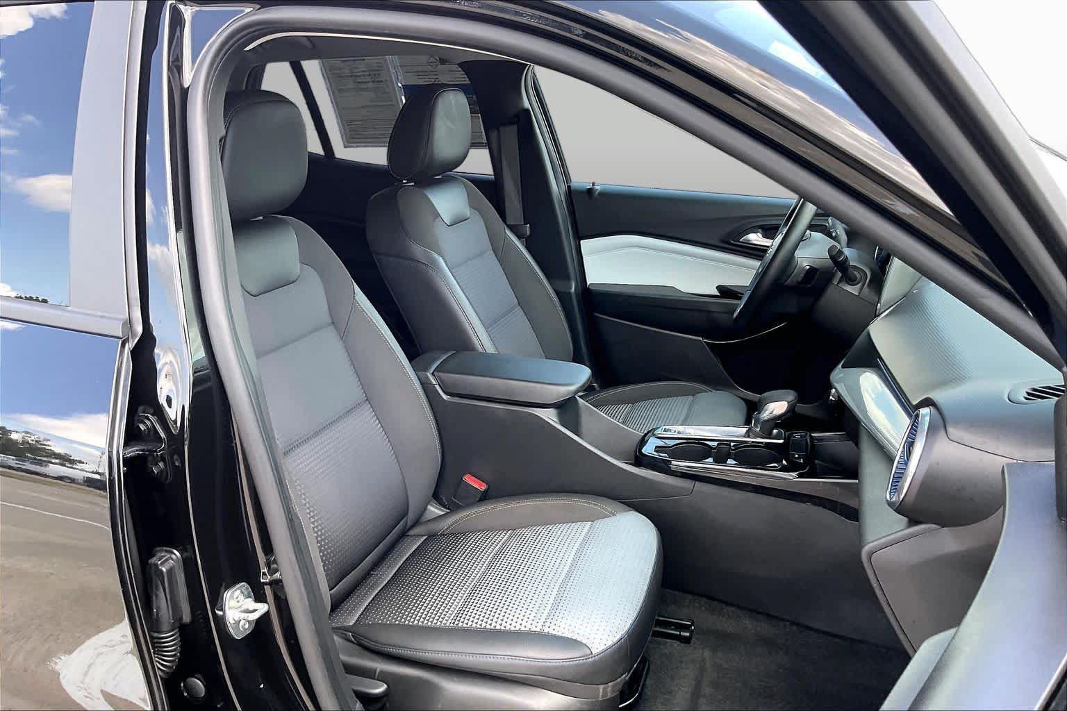 Used 2025 Chevrolet Trax LT w/ LT Convenience Package FWD image 9