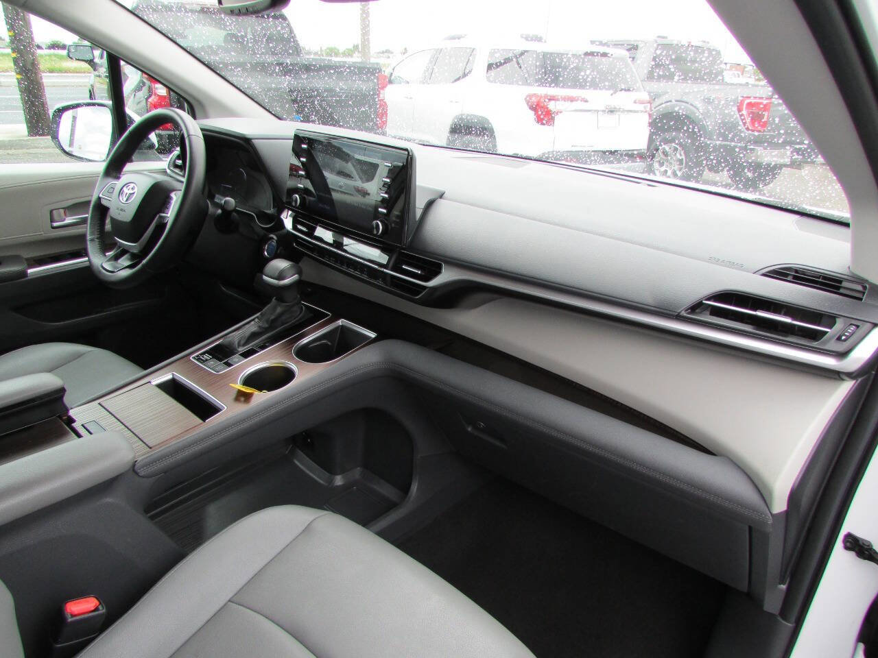 Used 2024 Toyota Sienna XLE image 17