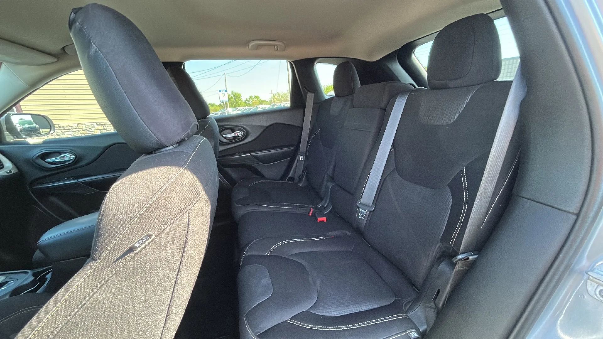 Used 2015 Jeep Cherokee Latitude w/ Cold Weather Group AWD/4WD image 28