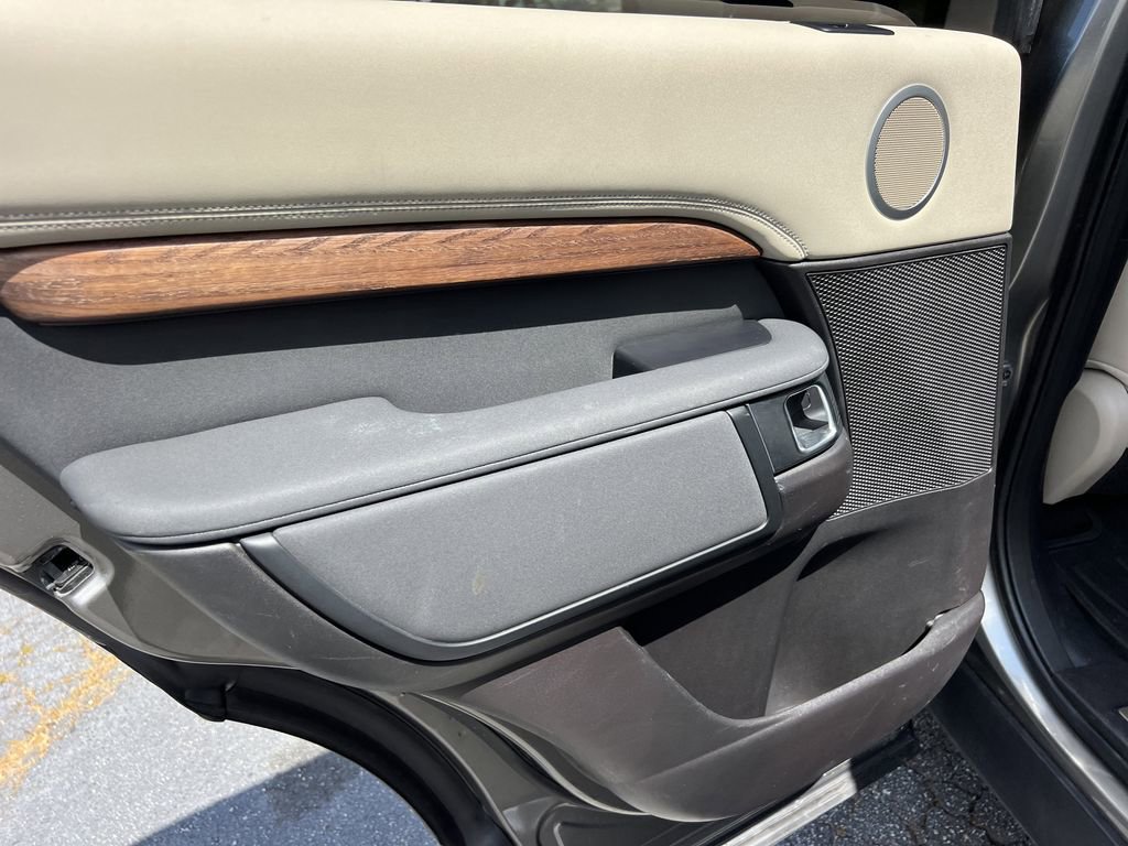 Used 2018 Land Rover Discovery HSE AWD/4WD image 17