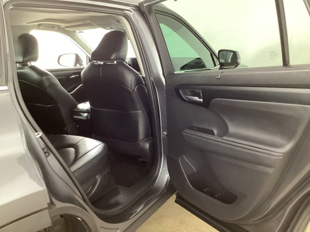Used 2023 Toyota Highlander XLE AWD/4WD image 19
