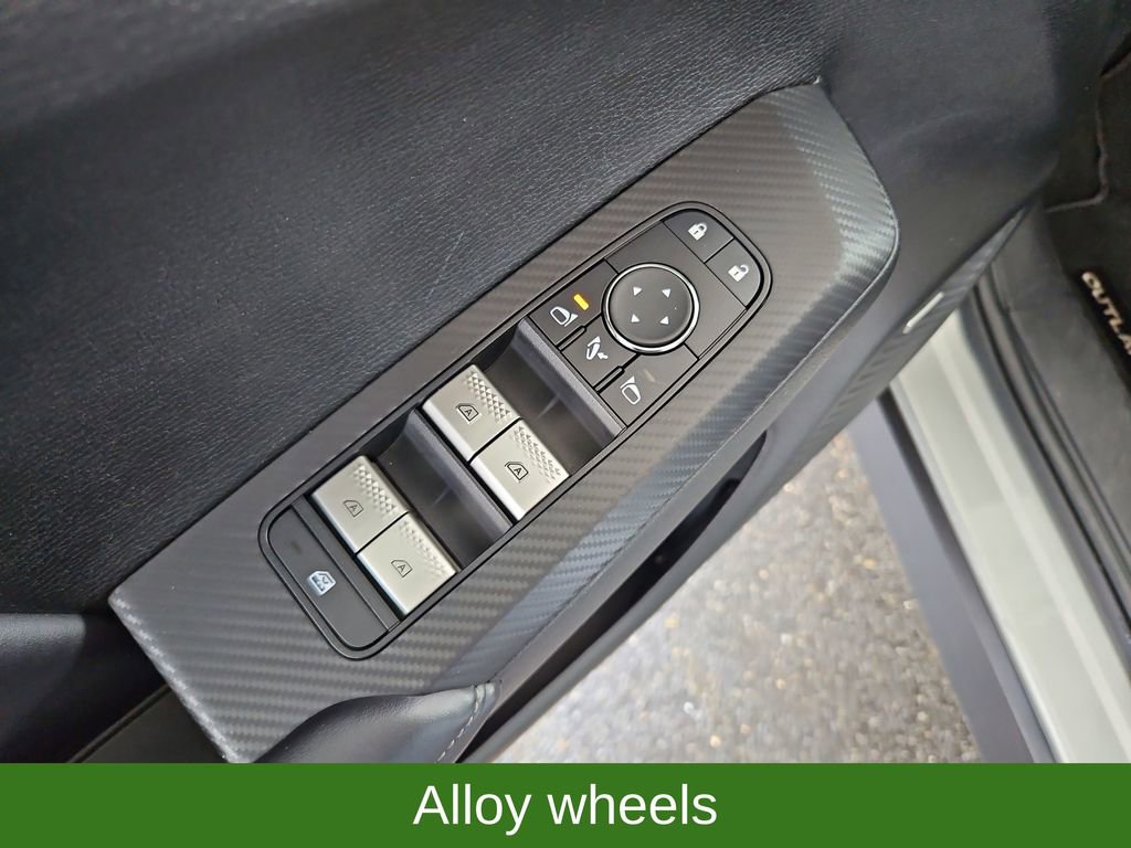 Used 2025 Mitsubishi Outlander AWD image 26