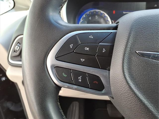 Used 2023 Chrysler Pacifica Touring-L image 17