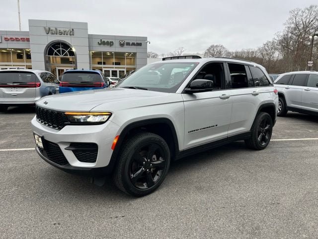 Used 2024 Jeep Grand Cherokee Altitude AWD/4WD image 2