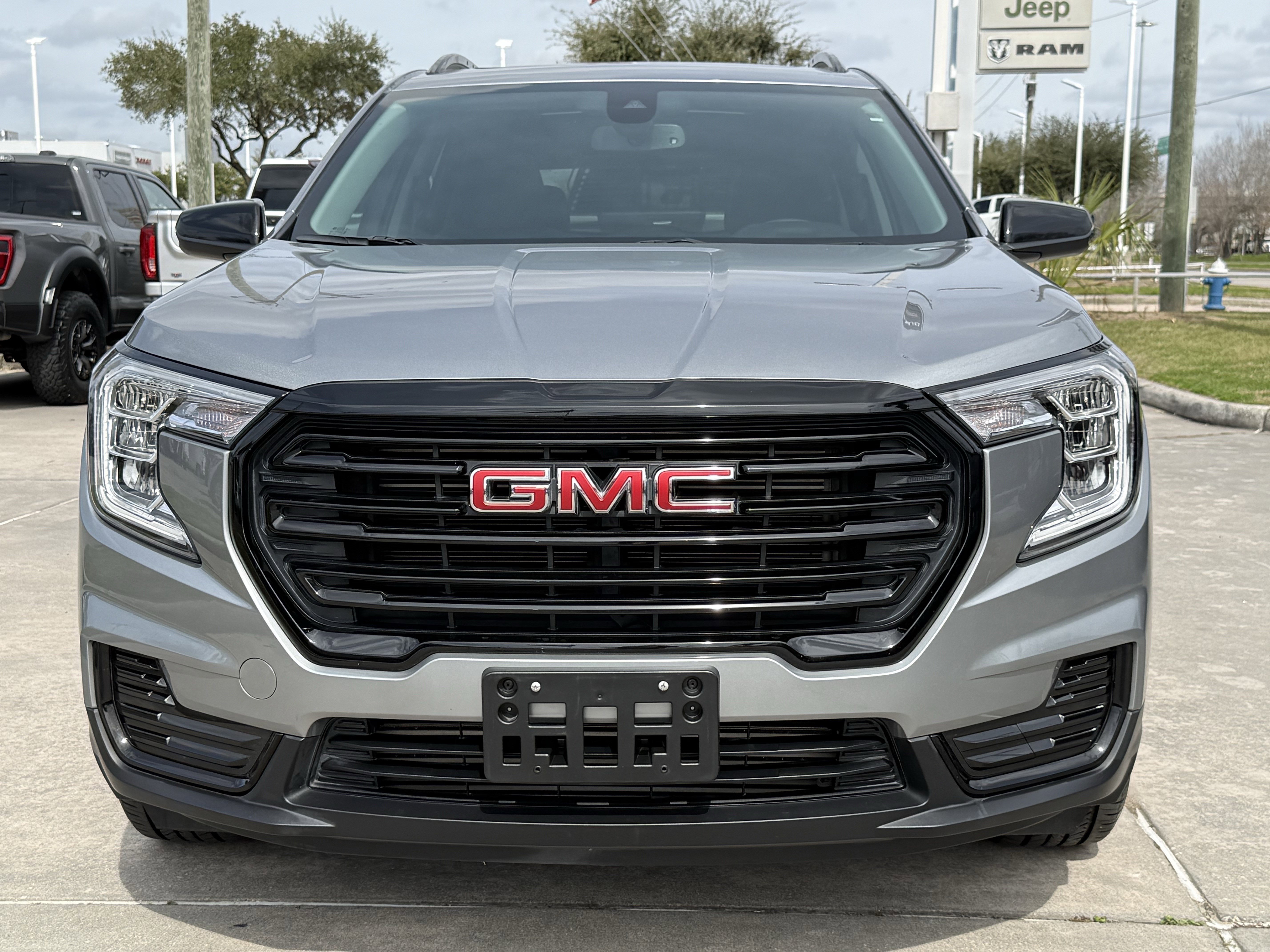 Used 2024 GMC Terrain SLE w/ Driver Convenience Package image 10