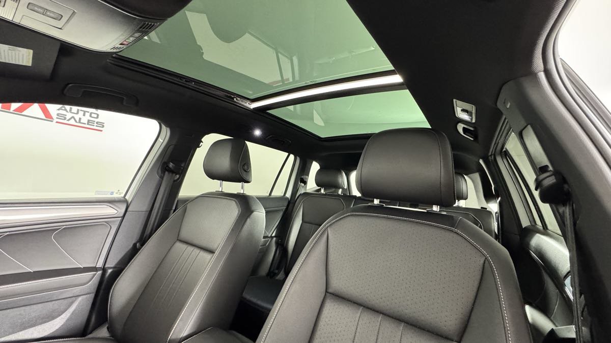 Used 2023 Volkswagen Tiguan SE R-Line AWD/4WD image 14