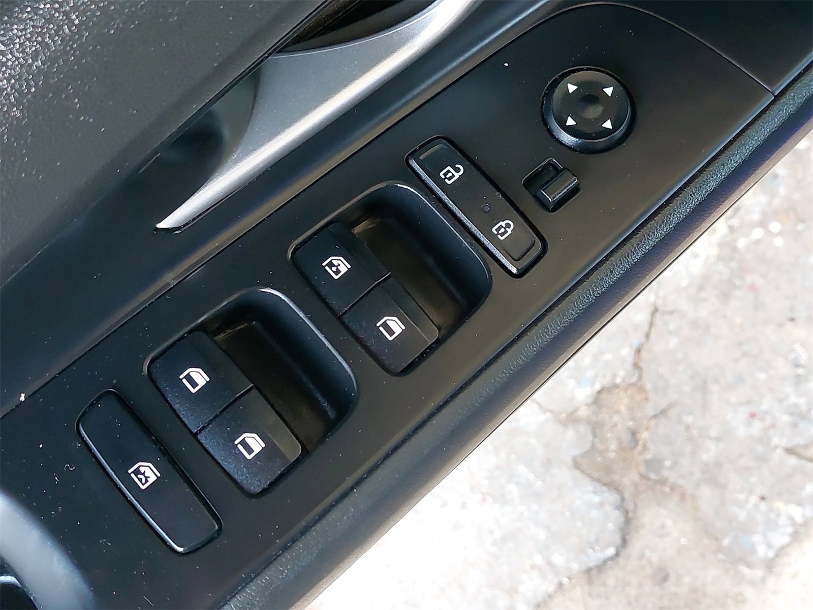 Used 2022 Hyundai Elantra Limited w/ Preferred Accessory Package image 28