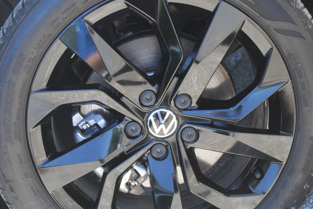 Used 2023 Volkswagen Taos SE w/ Panoramic Sunroof Package FWD image 17