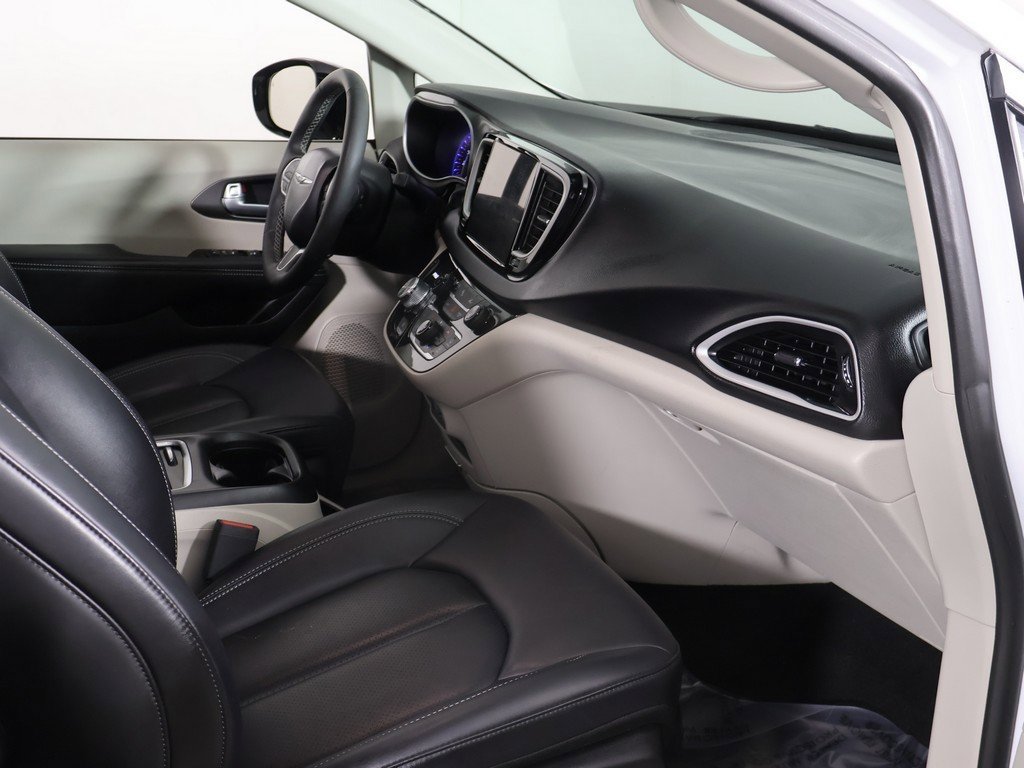 Used 2024 Chrysler Pacifica Touring-L image 22