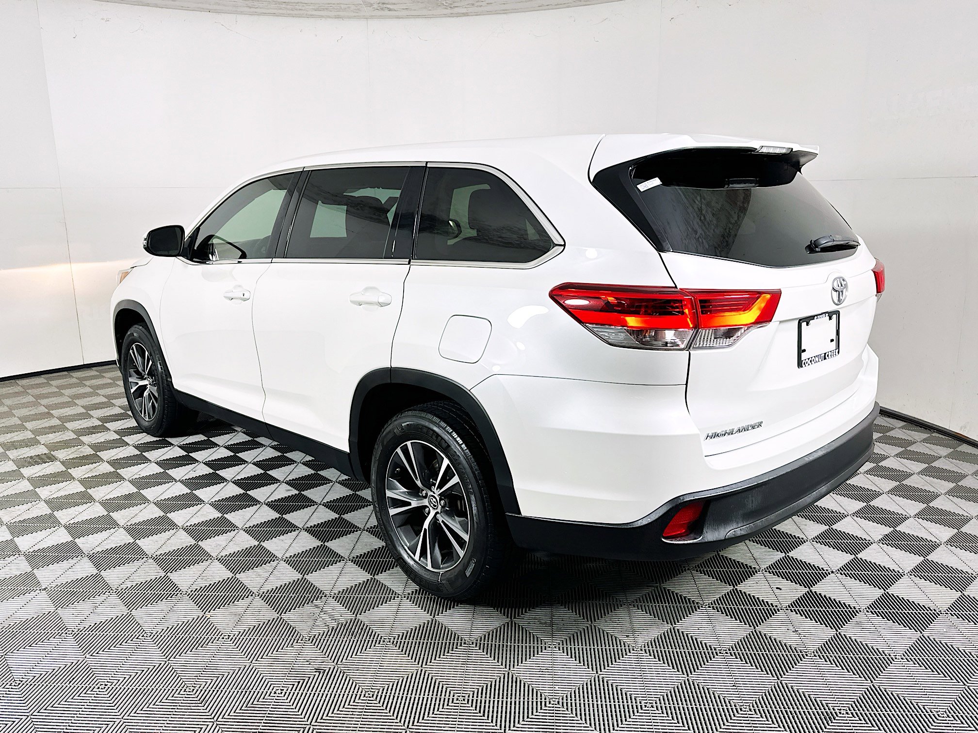 Used 2019 Toyota Highlander LE image 5