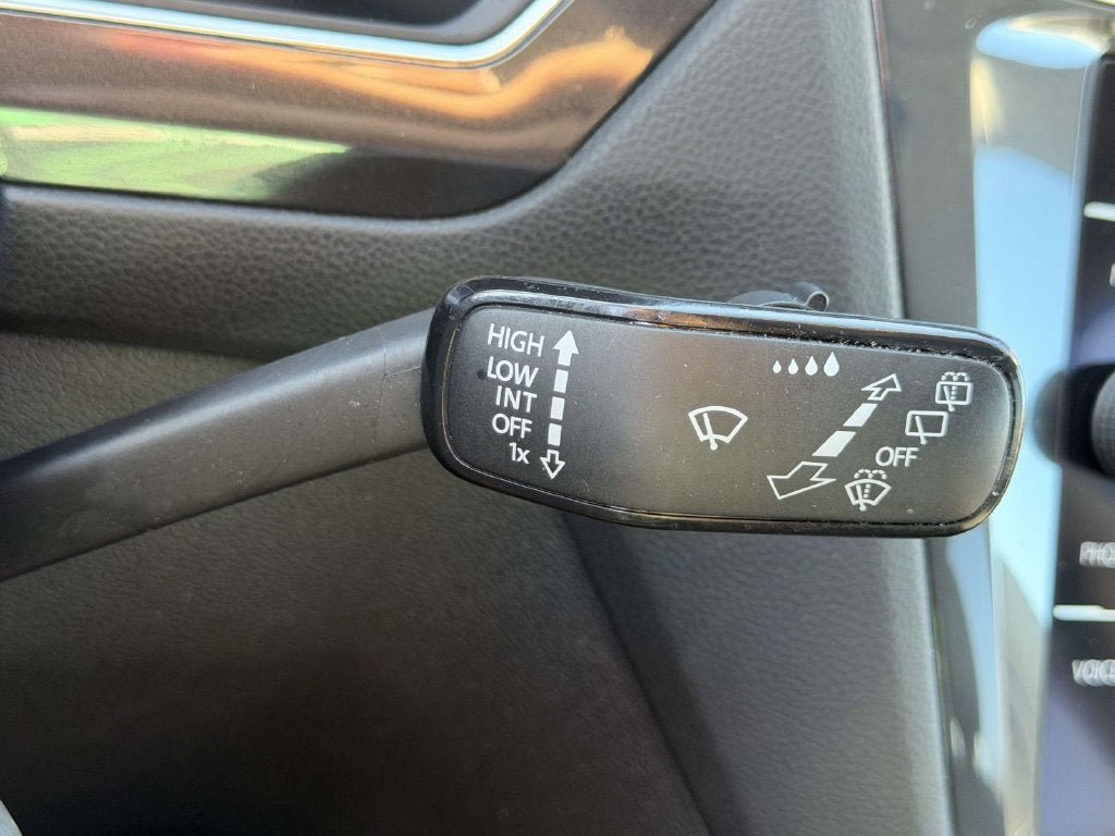 Used 2020 Volkswagen Tiguan SEL AWD/4WD image 25