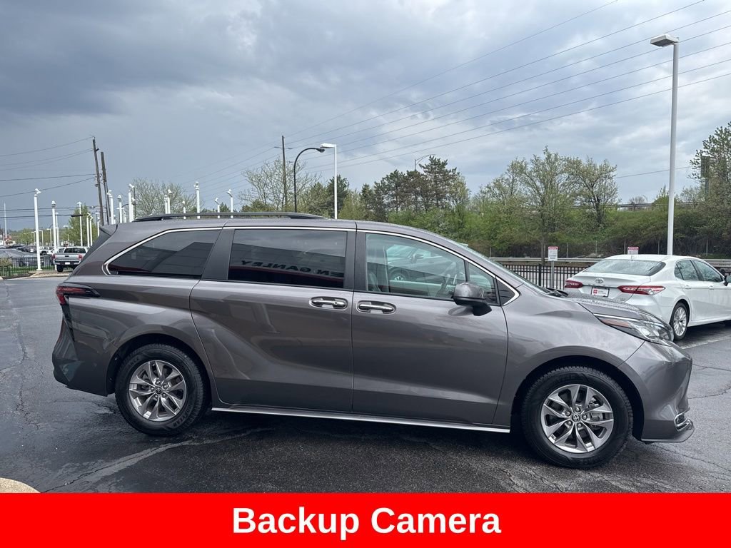Certified 2023 Toyota Sienna XLE FWD image 9