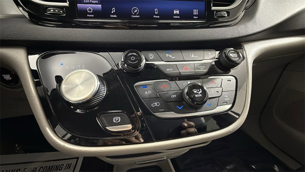 Used 2024 Chrysler Pacifica Touring-L image 24
