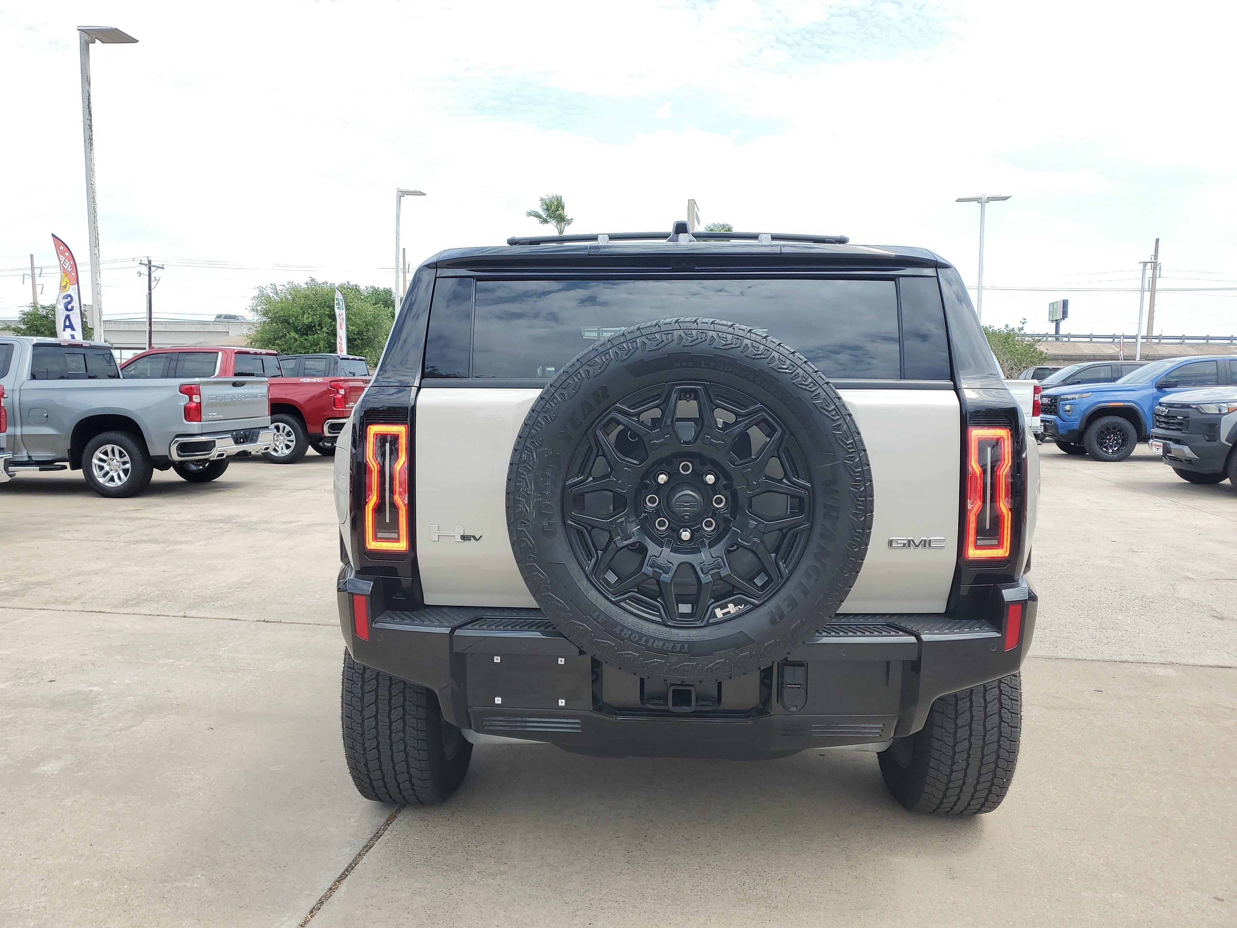 New 2026 GMC Hummer EV SUV w/ LPO, Roof Cross Rail Package AWD/4WD image 6