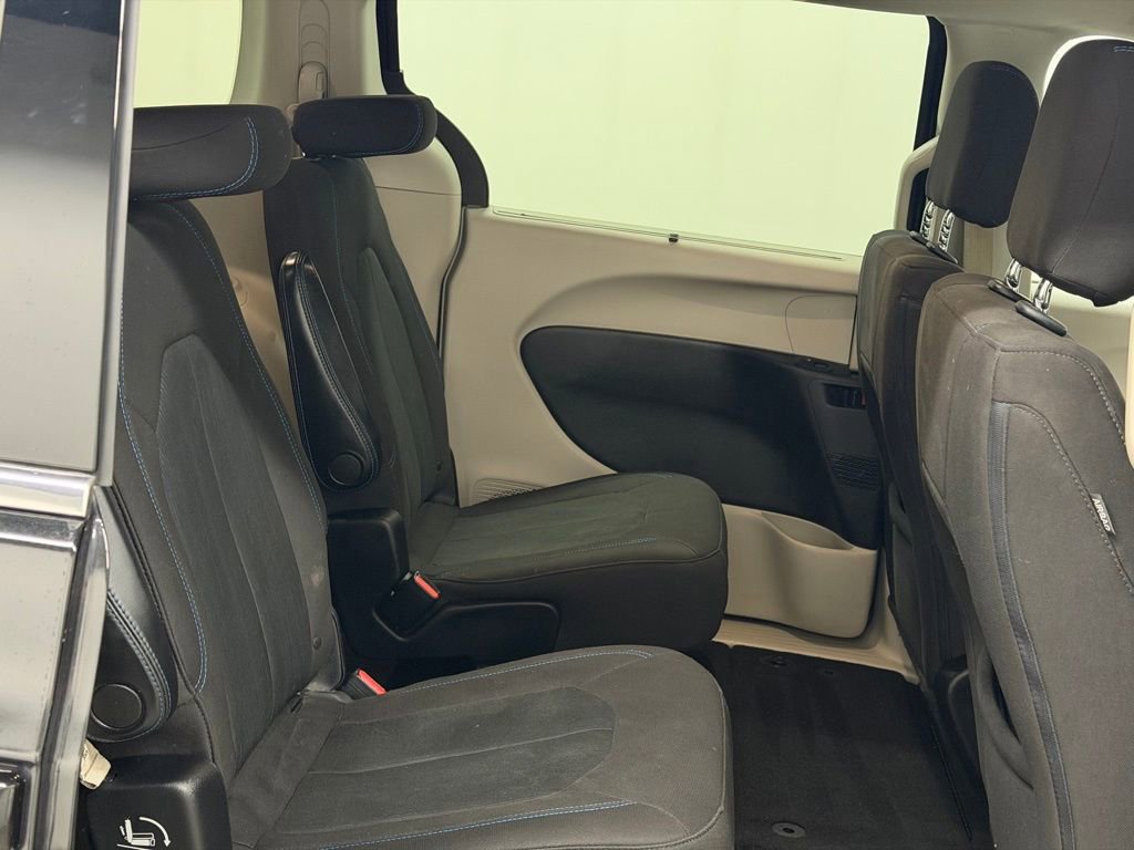 Used 2021 Chrysler Pacifica Touring w/ Cold Weather Group FWD image 19