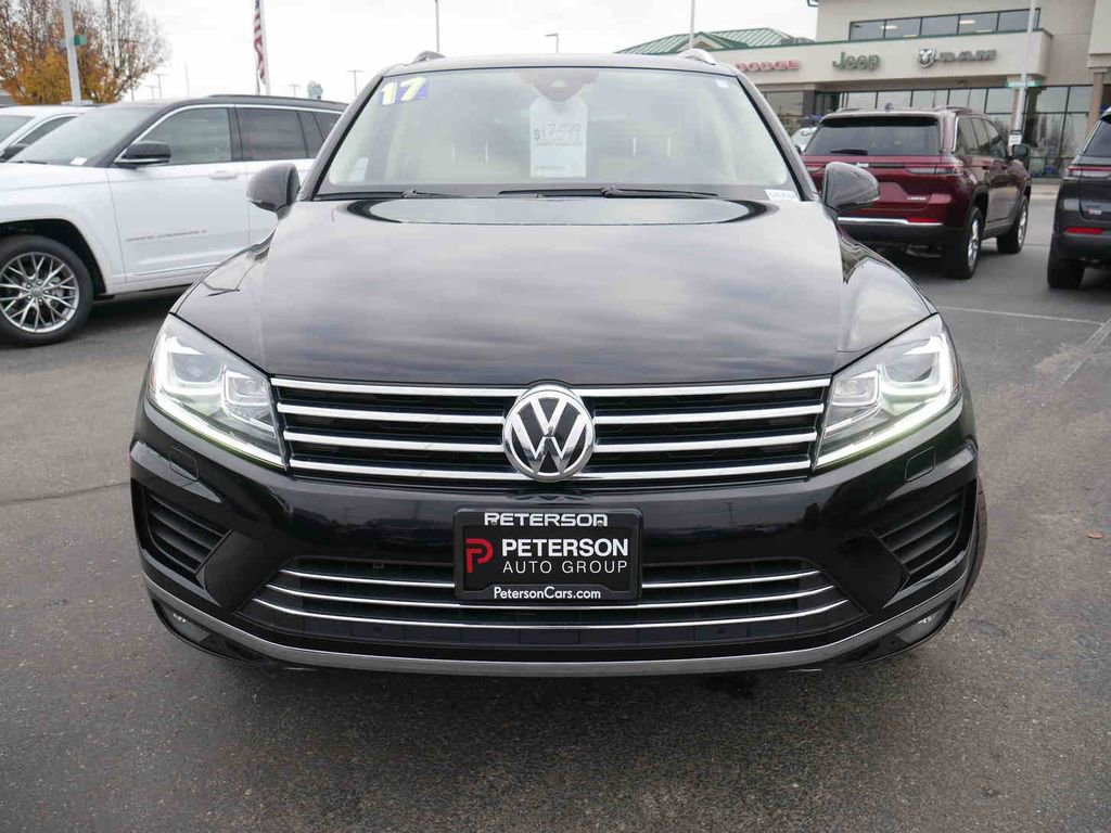 Used 2017 Volkswagen Touareg Sport image 2
