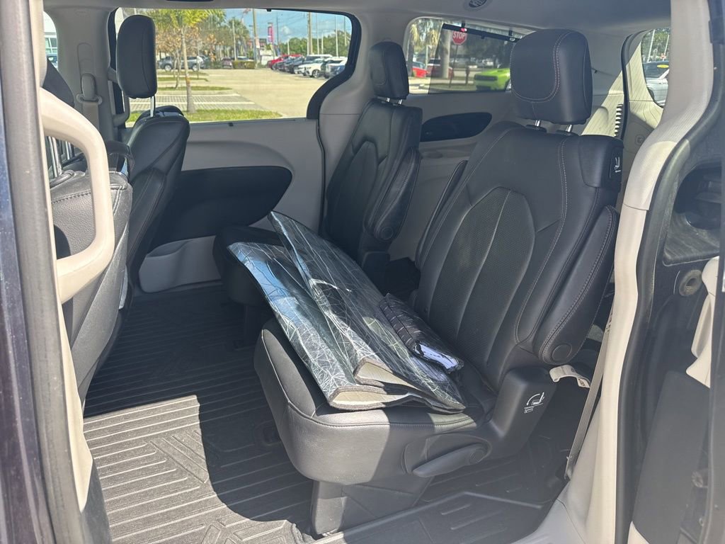 Used 2020 Chrysler Pacifica Touring-L Plus image 17
