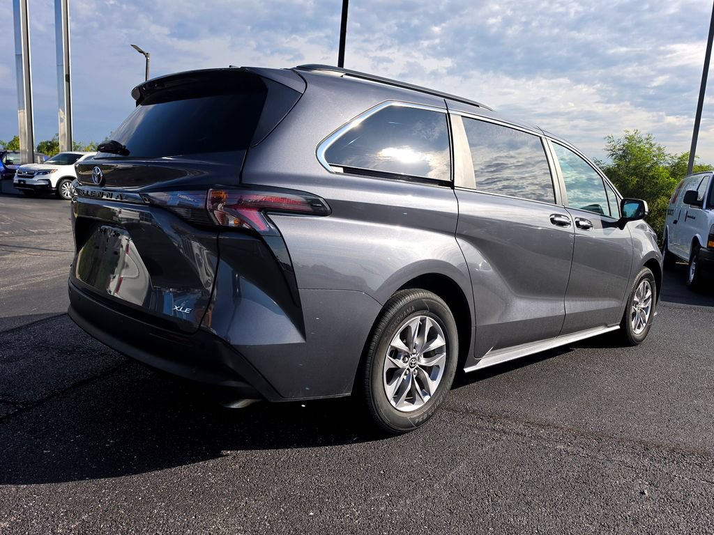 Used 2025 Toyota Sienna XLE FWD image 6