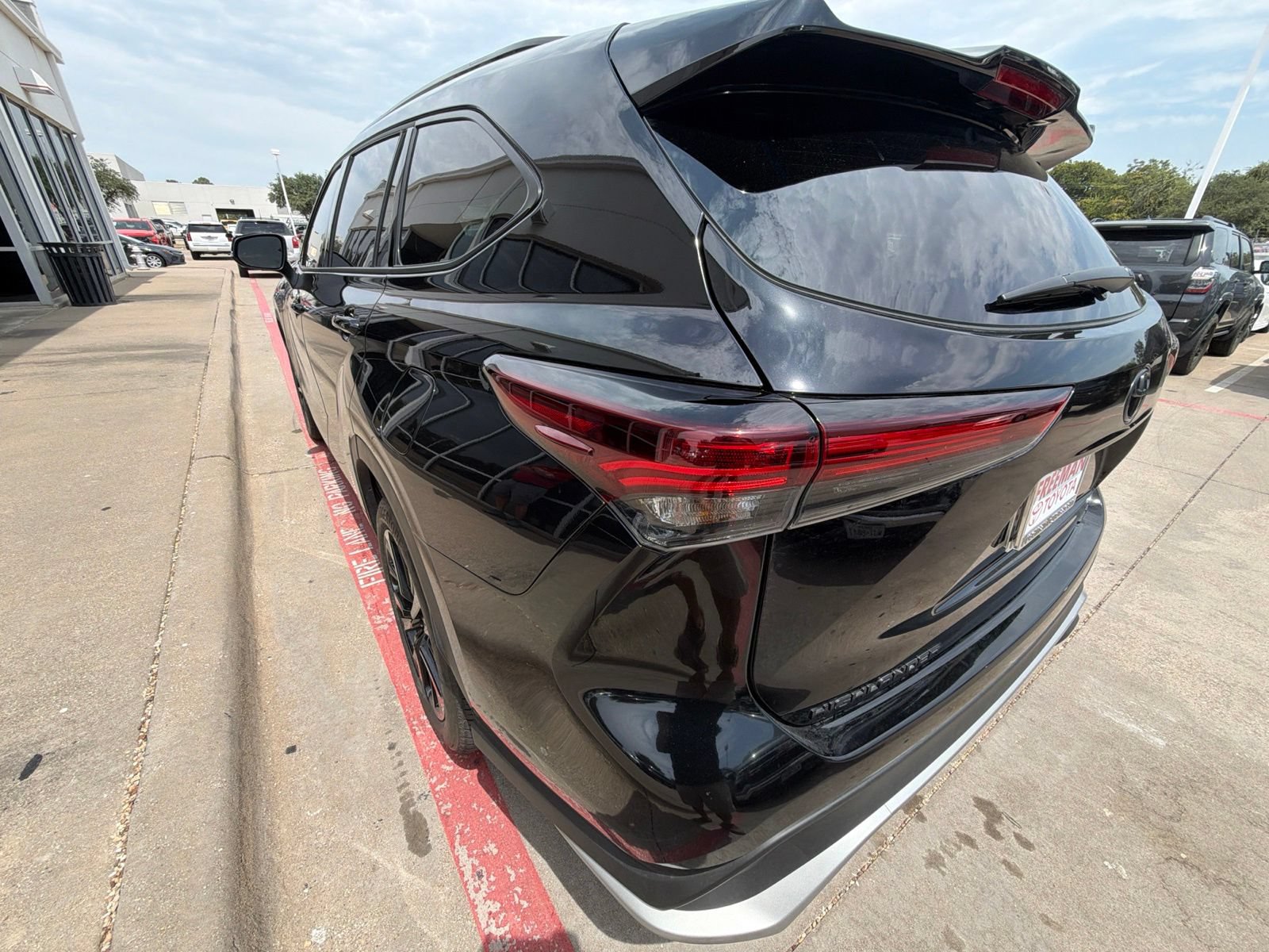 Used 2025 Toyota Highlander XSE AWD/4WD image 9