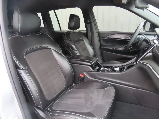 Used 2023 Jeep Grand Cherokee Altitude AWD/4WD image 24