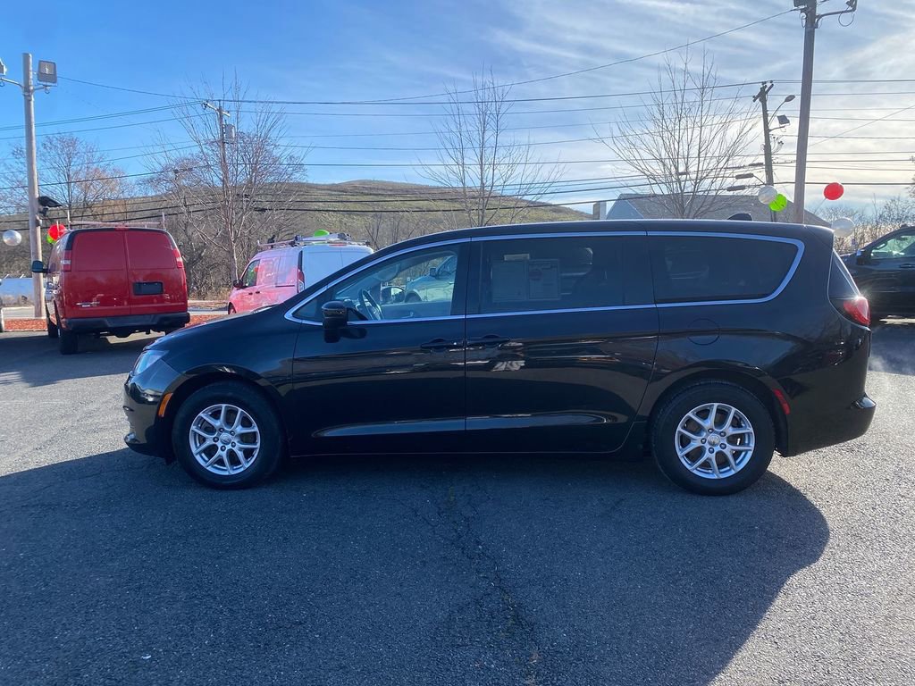 Used 2020 Chrysler Voyager LX image 9