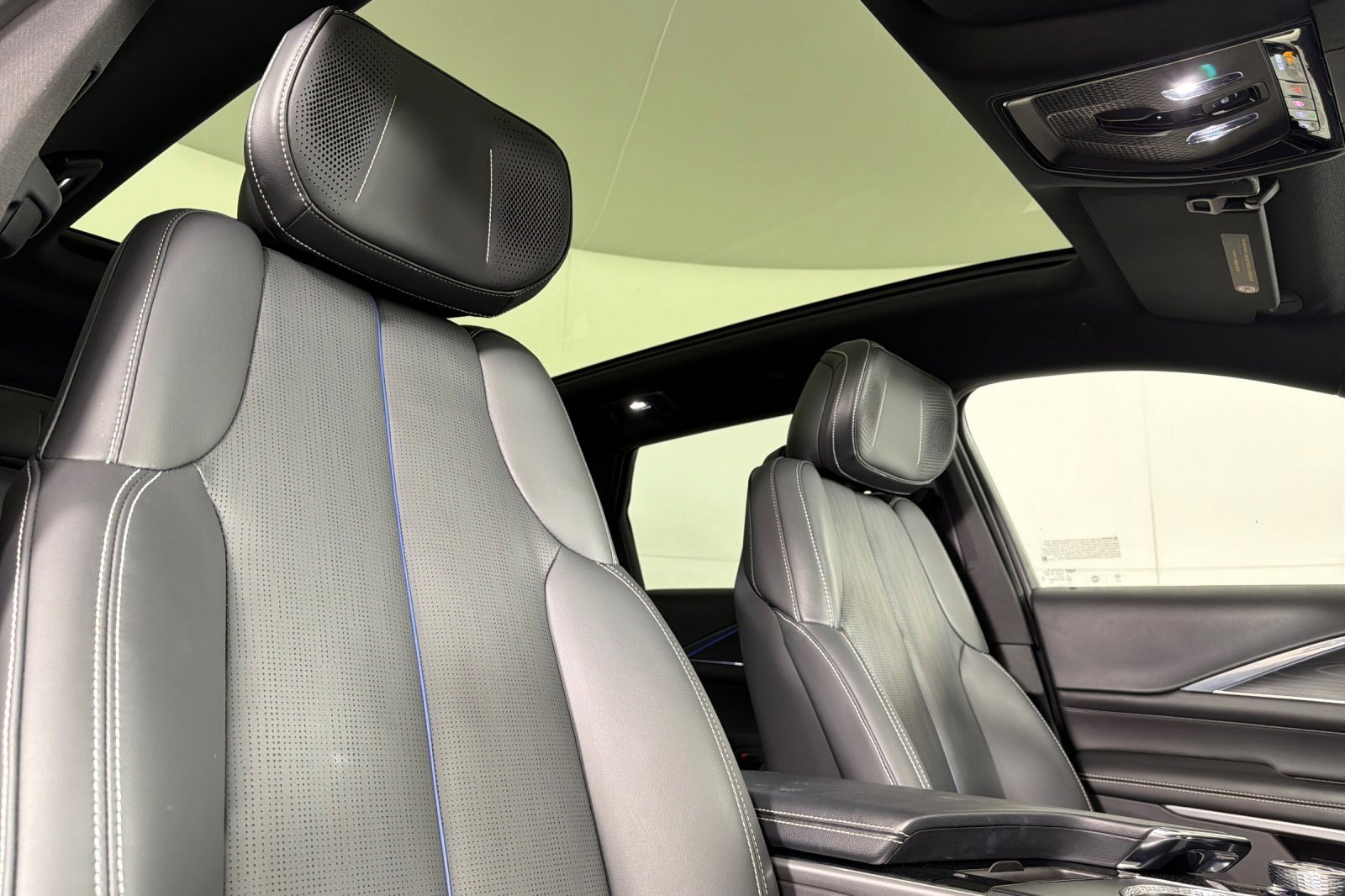 Used 2024 Cadillac Lyriq Luxury image 16