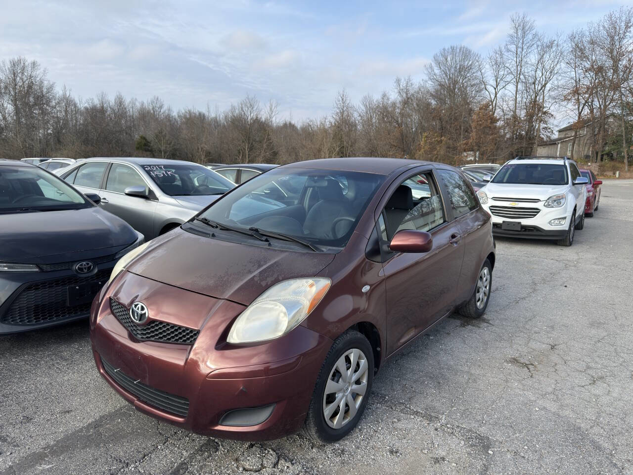 Used 2010 Toyota Yaris 2-Door Hatchback image 2
