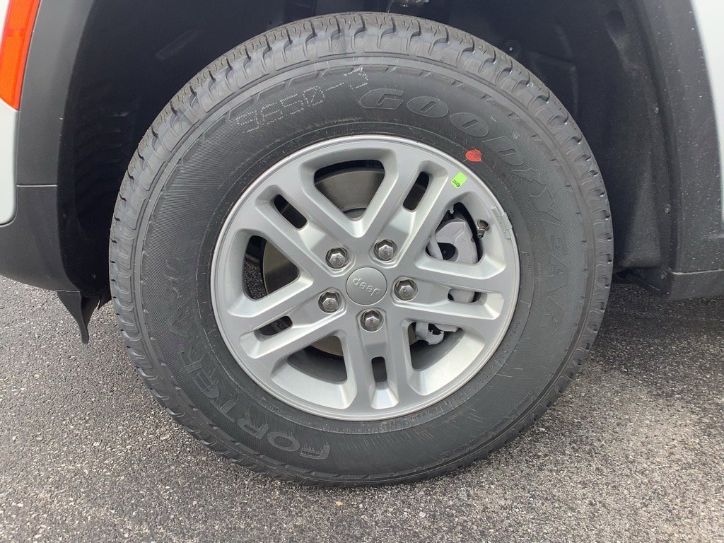 New 2025 Jeep Grand Cherokee Laredo w/ Luxury Tech Group I image 9